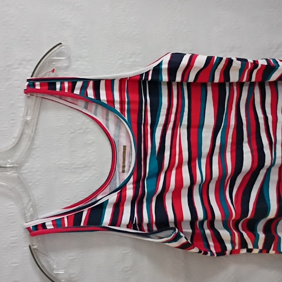 ♥️ Essentials Multicolor Wave Pattern Tank Top - Picture 3 of 7